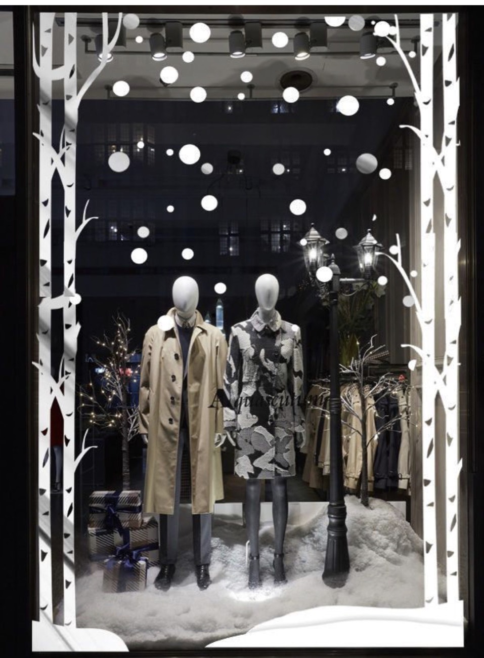Vitrine de Noël en papier découpé, bouleaux et neige