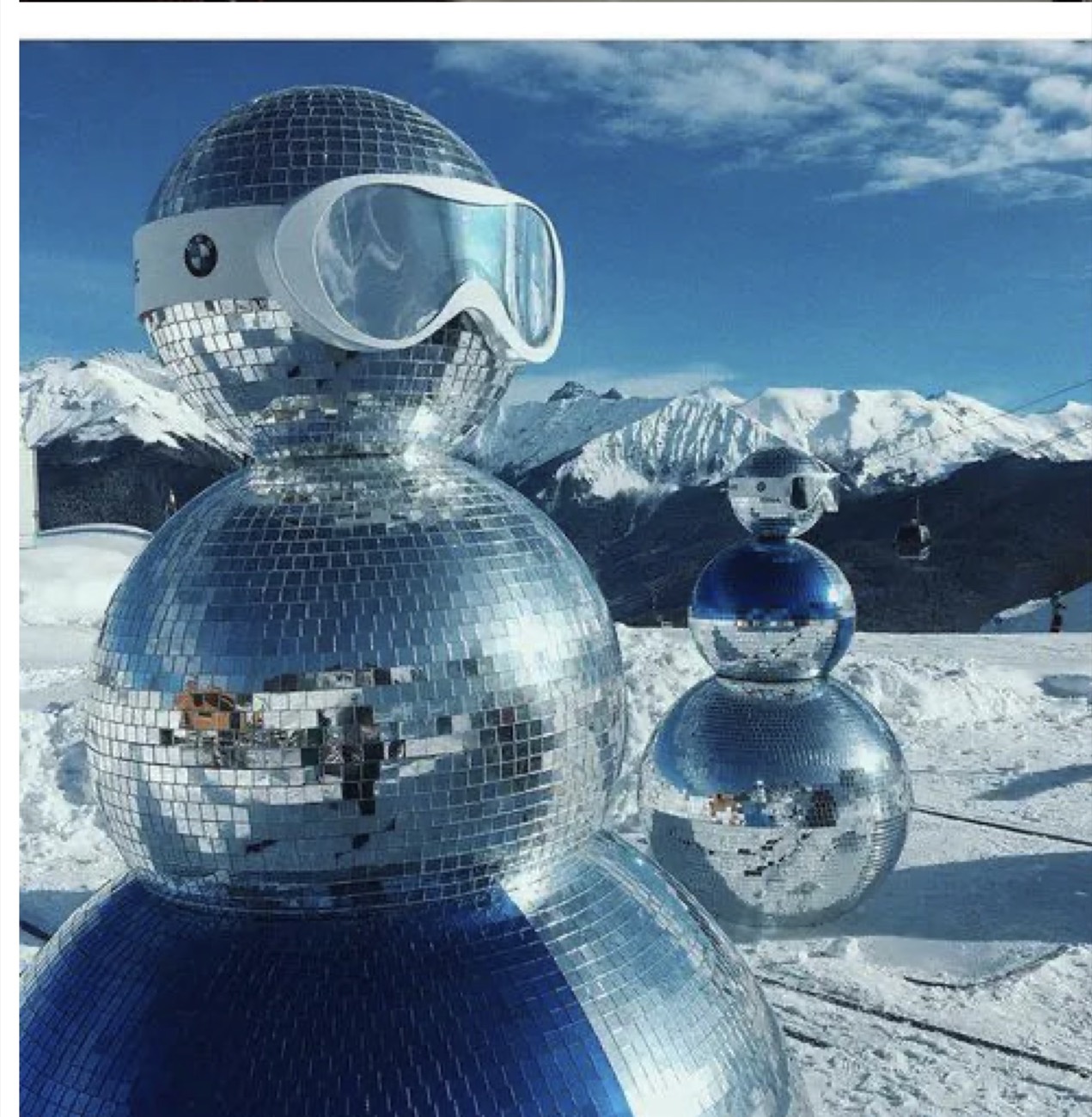 Bonhomme de neige en boule à facettes sur fond de montagne