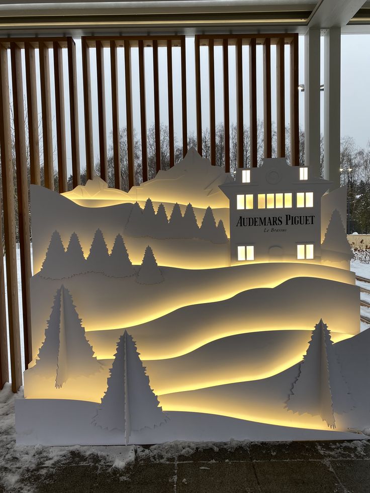 Décor de Noël en papier découpé et rétroéclairé, montagnes et sapins