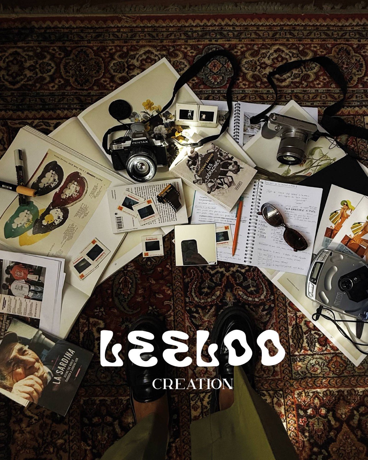 Bureau de Leeloo Création : appareils photo argentiques, diapositives, carnet de croquis et références